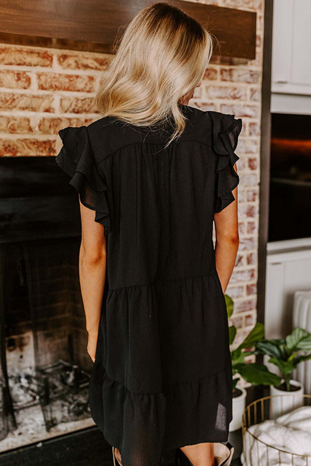 Schwarzes, mit blumen besticktes, gerafftes minikleid