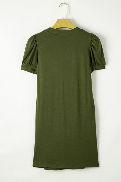 Ferngrünes T-Shirt-Kleid mit plissiertem Ausschnitt und Puffärmeln