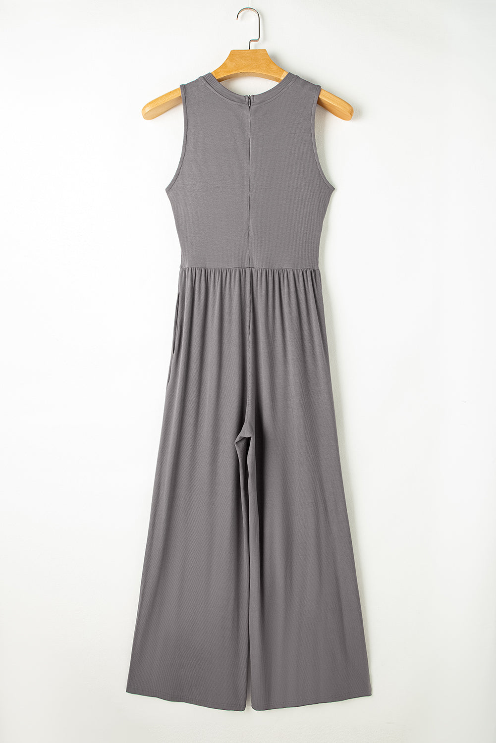 Mittelgrauer ärmelloser jumpsuit mit weitem bein und eingeschnürter taille