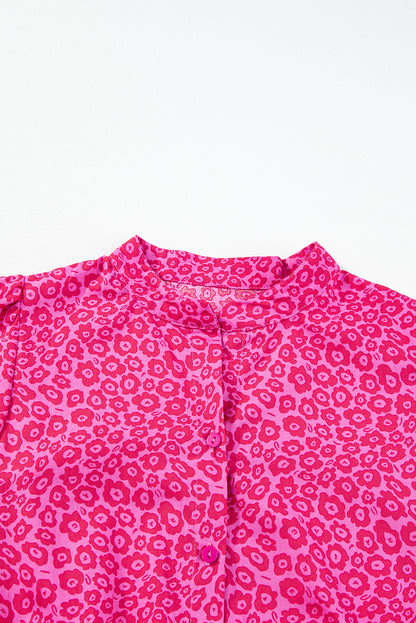 Rosenrotes blumenkleid mit puffärmeln und gestuftem maxikleid