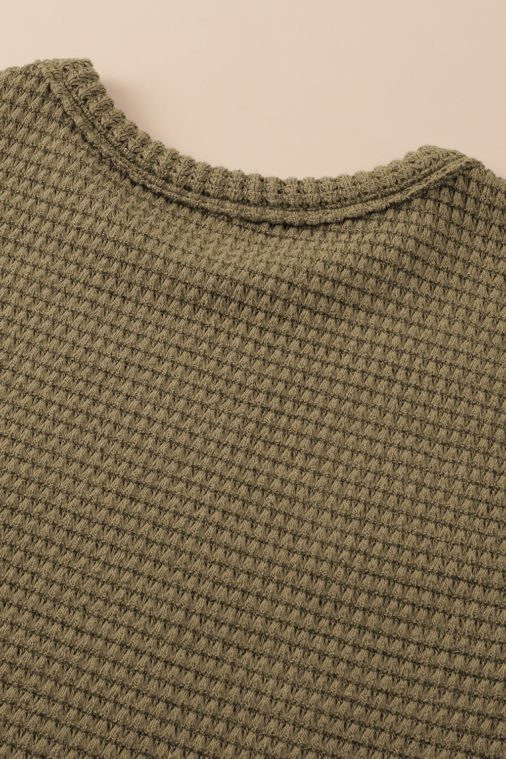 Dschungelgrünes ärmelloses langes Kleid aus Waffelstrick mit Schlitzen