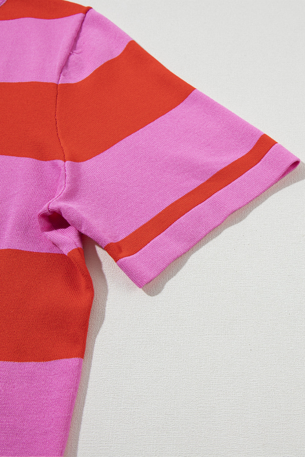 Hellrosa gestreiftes colorblock-strick-t-shirt
