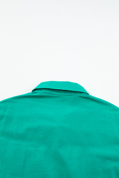 Hellgrünes gerafftes kurzes kleid mit gerafften ärmeln und knopfleiste