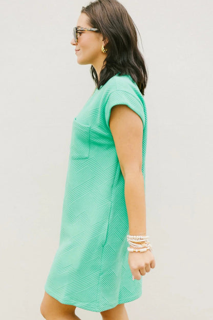 Mintgrünes strukturiertes t-shirt-kleid mit langen ärmeln