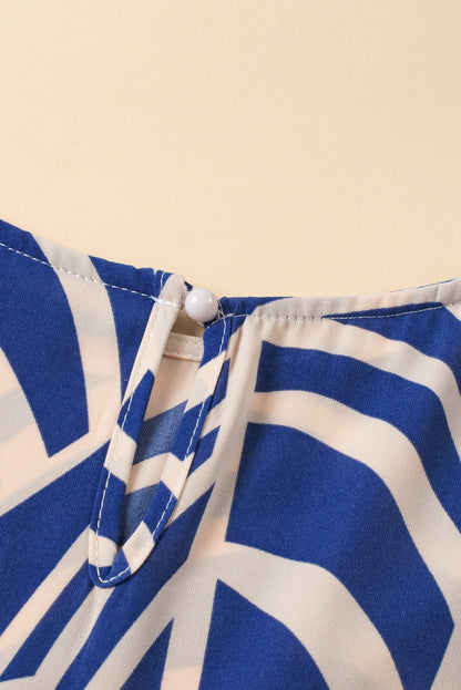 Himmelblaues boho bedrucktes kleid mit kurzen ärmeln und flare-teilung