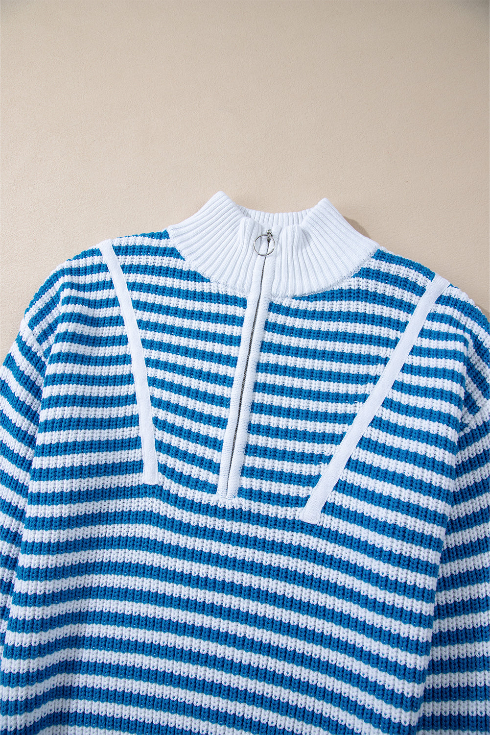 Himmelblauer streifen-pullover mit reißverschluss und schultertasche