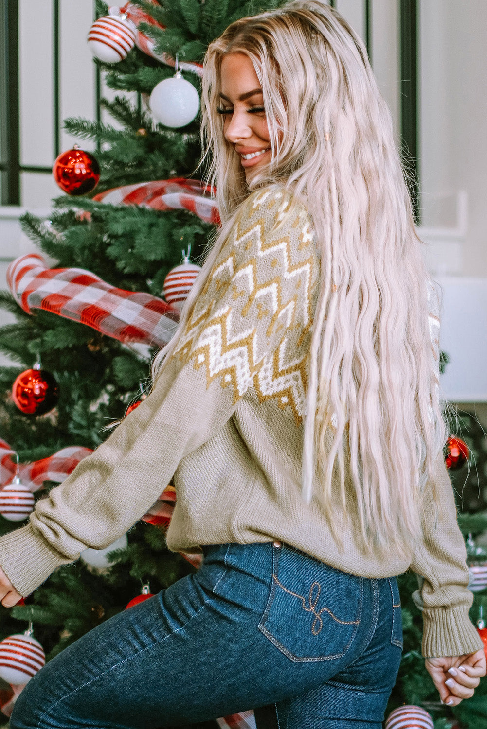 Grauer pullover mit geometrischem muster und geripptem rundhalsausschnitt