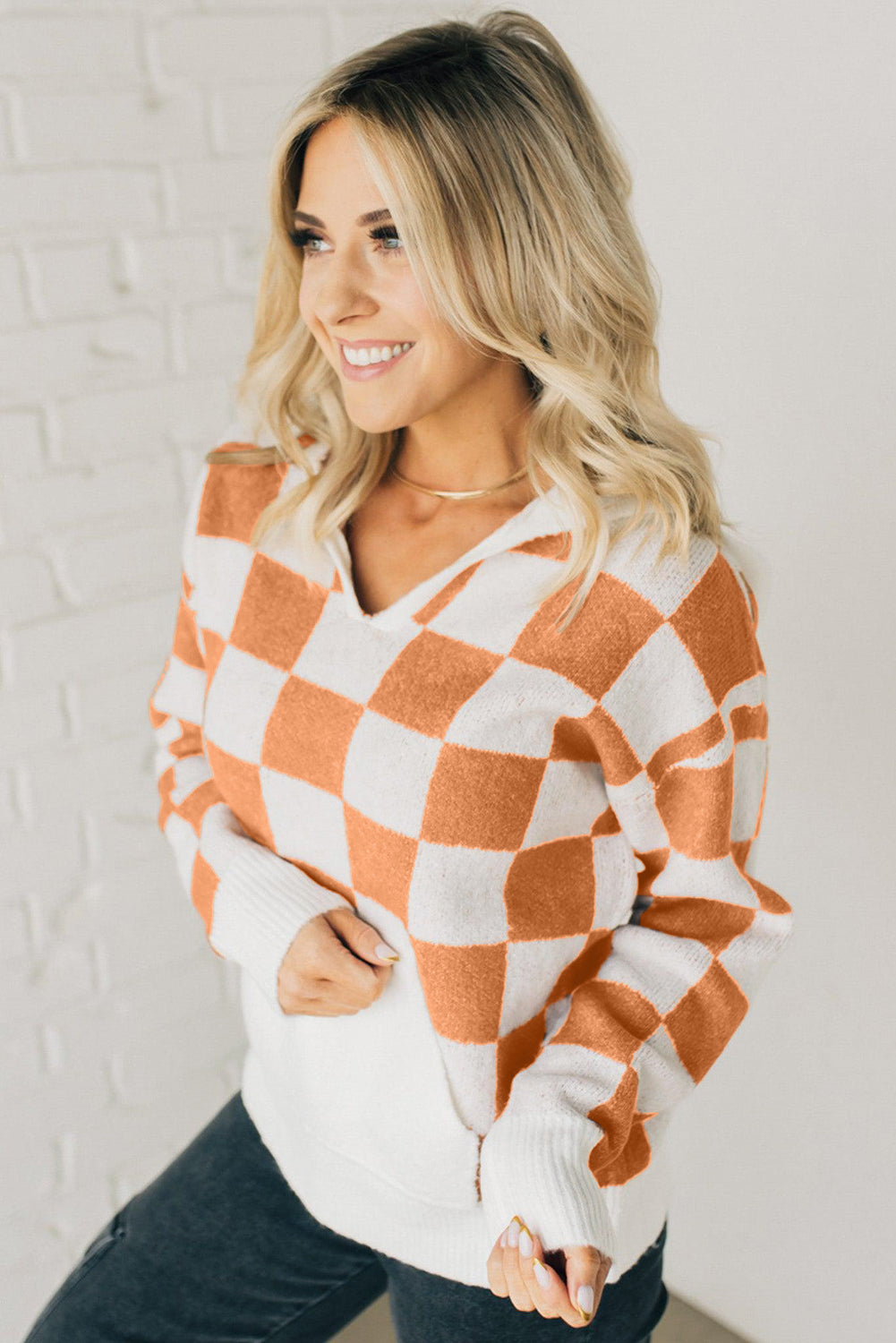 Gold flame checkered split neck kontrast kängurutasche kapuzenpullover