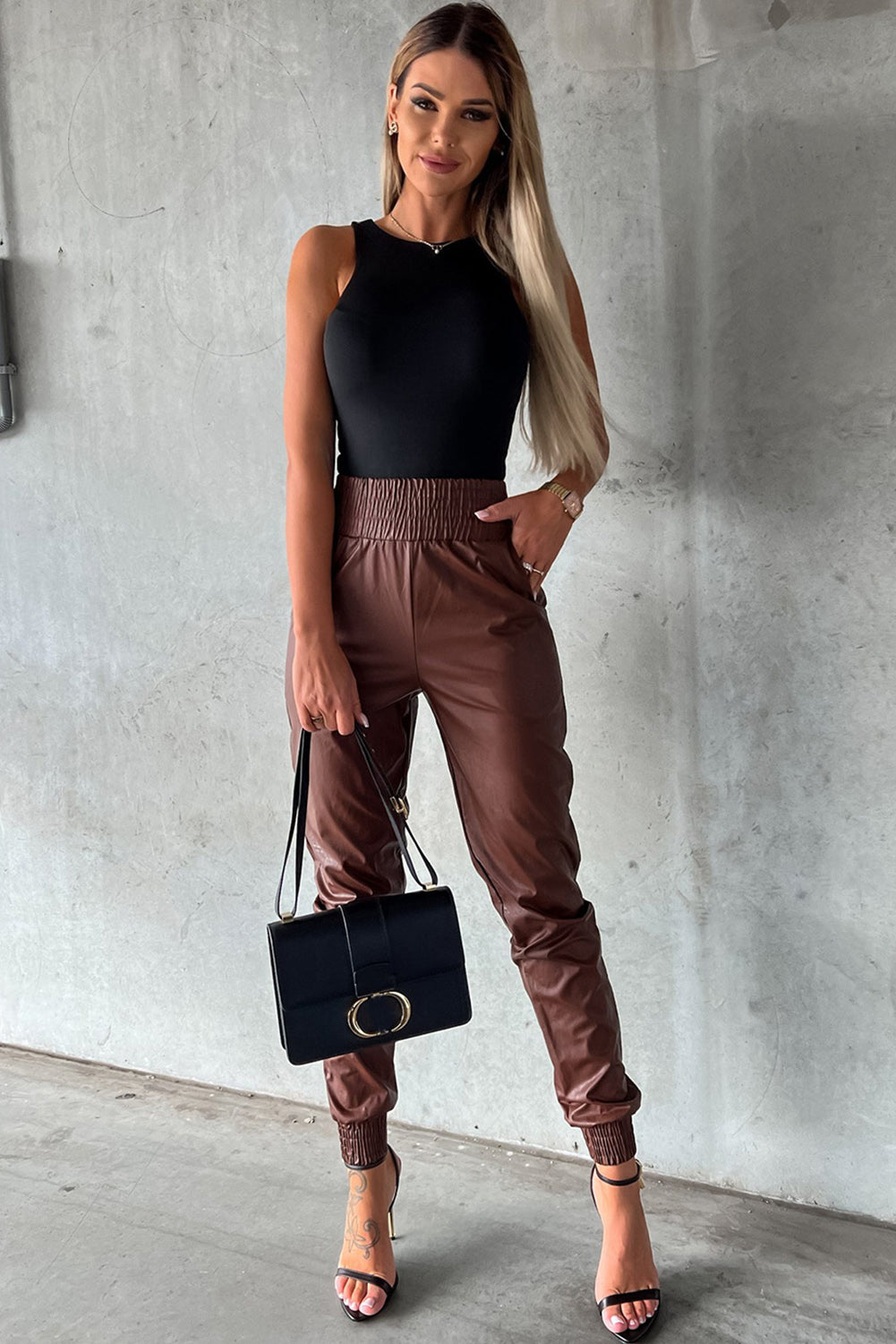Braune gesmokte leder-skinny-hose mit hoher taille
