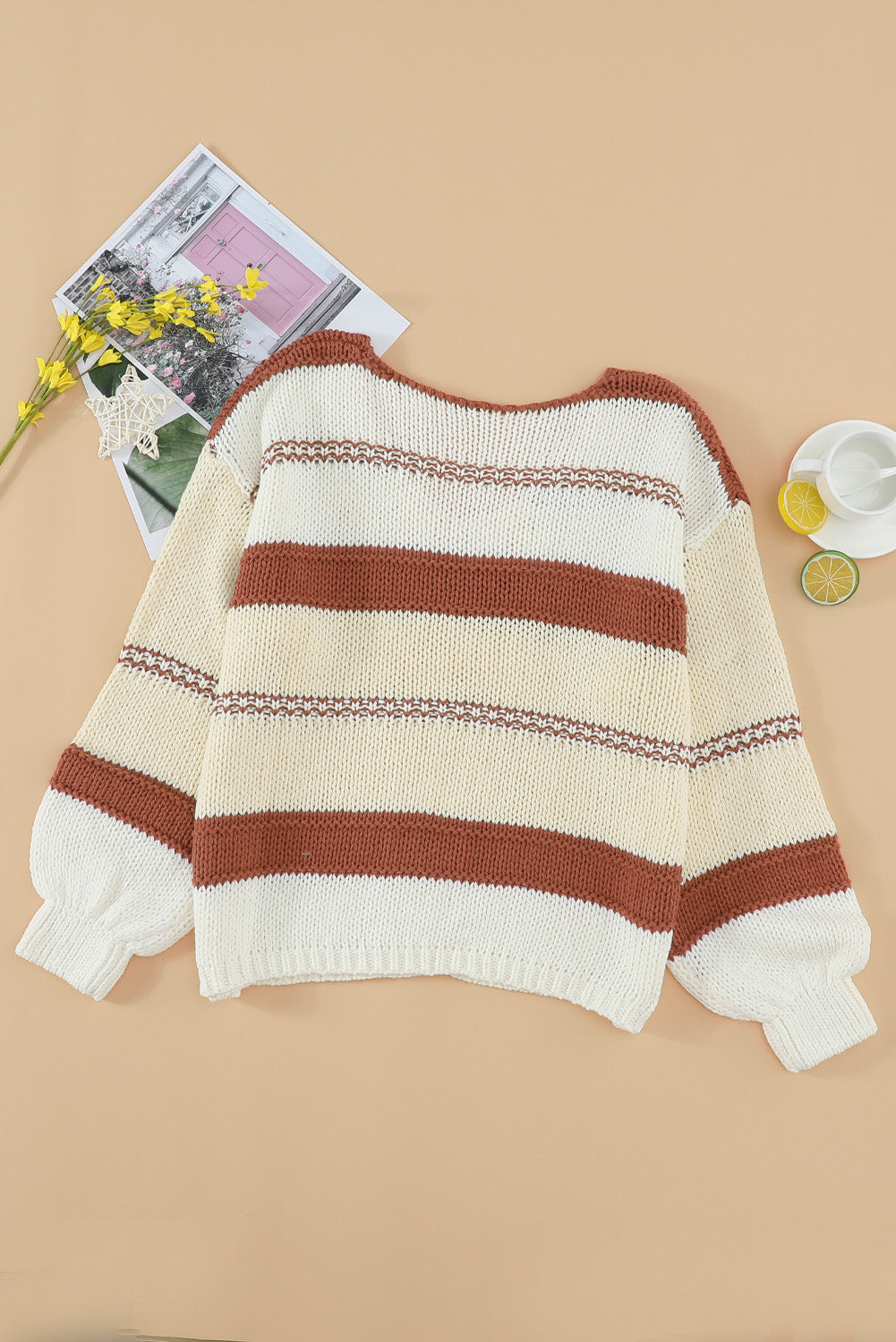 Pullover mit v-ausschnitt und gestrickten laternenärmeln