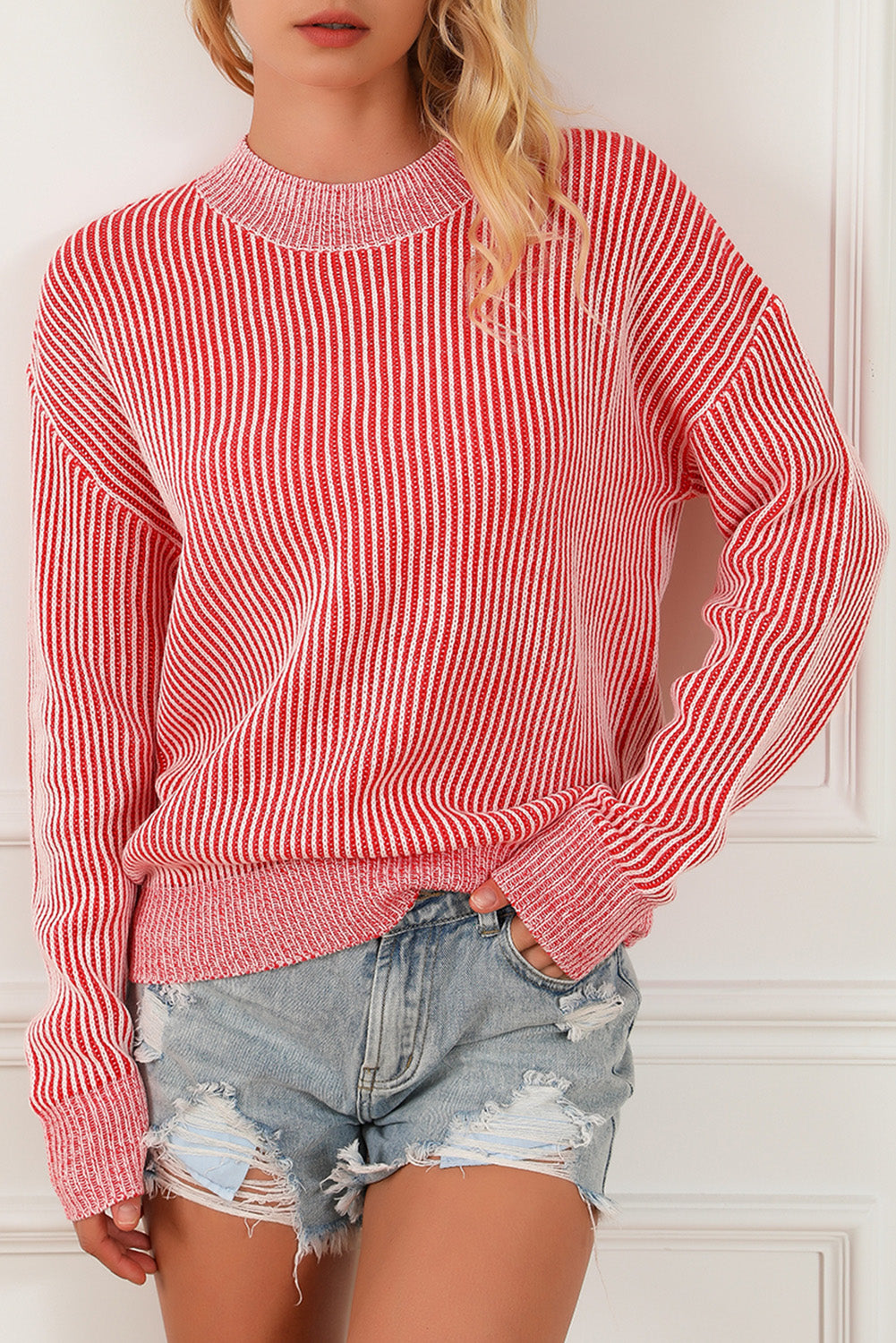 Gestreifter druck gerippter besatz pullover mit rundhalsausschnitt