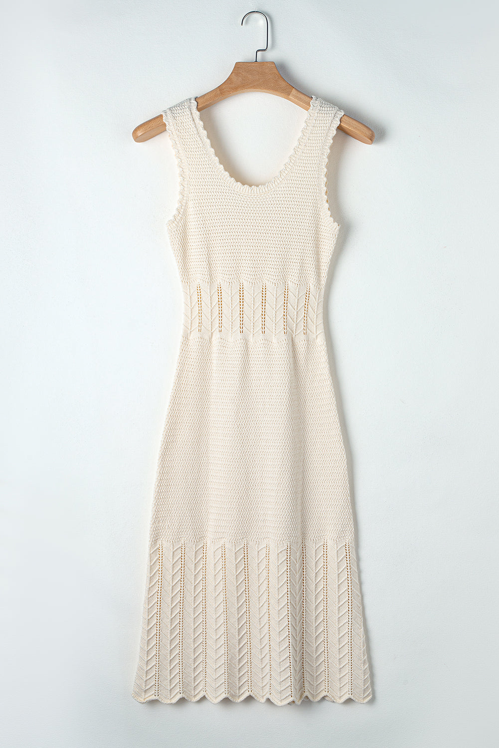 Beigefarbenes strickkleid ohne ärmel mit mischstruktur