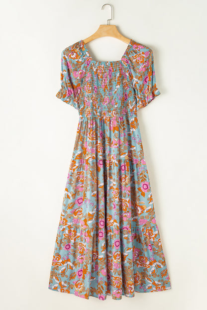 Gelbes kleid mit gesmoktem oberteil, hoher taille und puffärmel mit blumenmuster