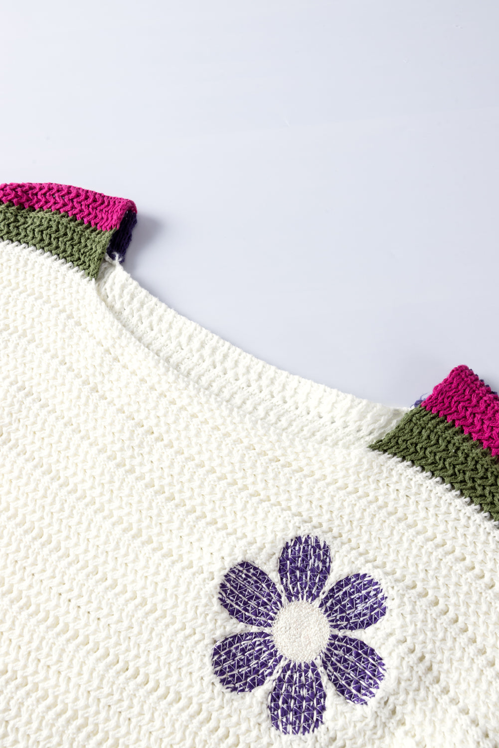 Weißer gänseblümchen-pointelle-strickpullover