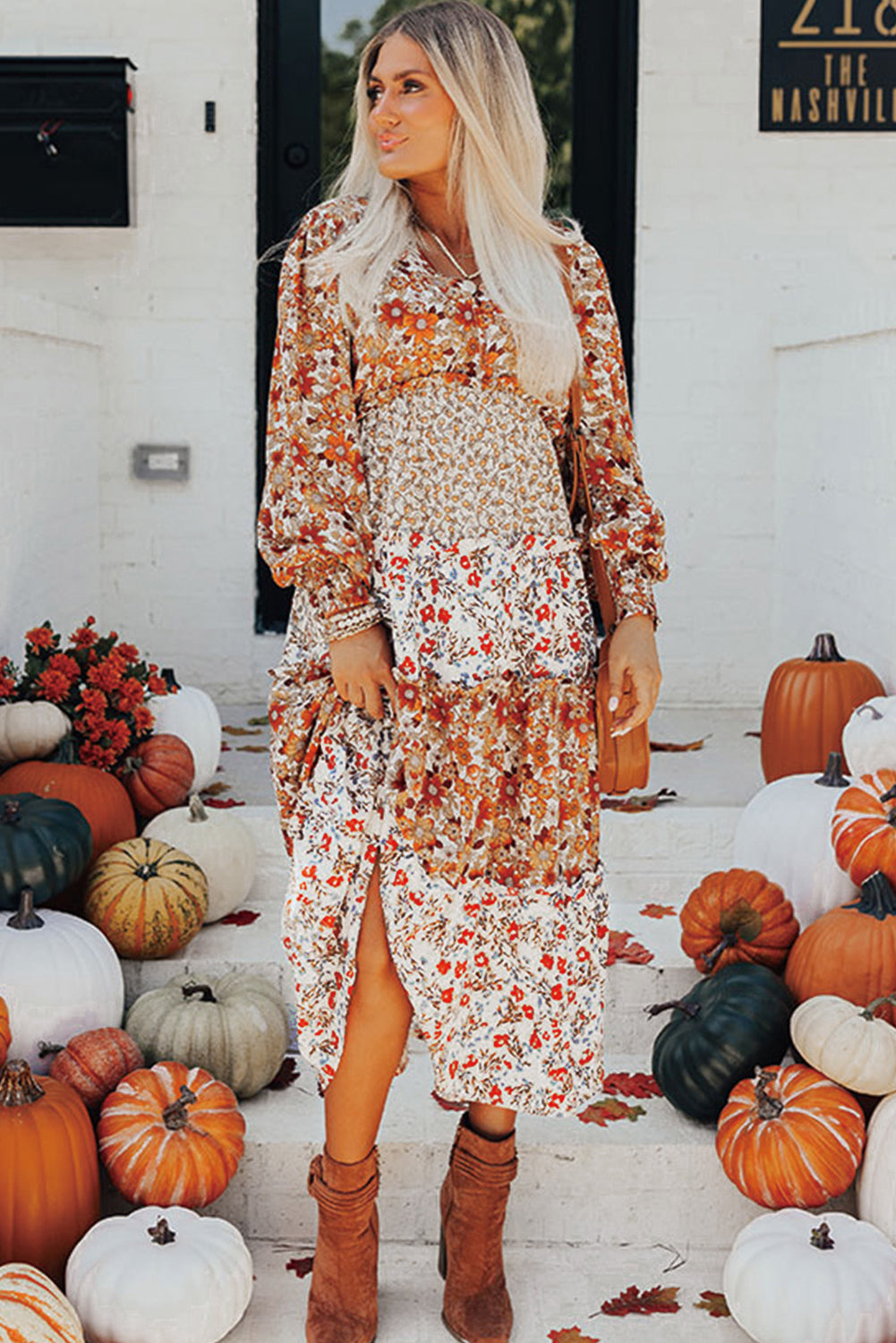Khakifarbenes langarm-midikleid mit blumenmuster und gerafftem v-ausschnitt