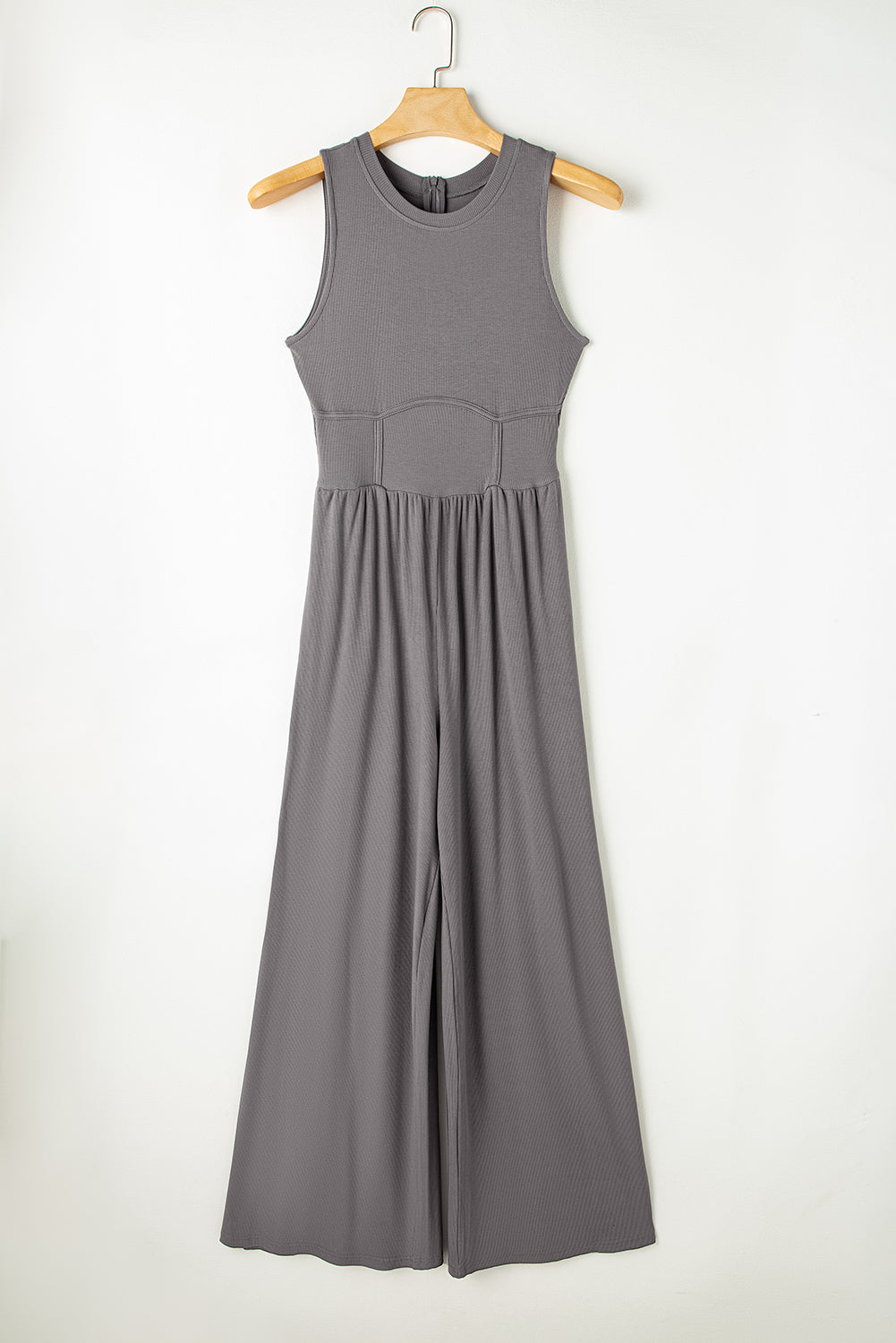 Mittelgrauer ärmelloser jumpsuit mit weitem bein und eingeschnürter taille