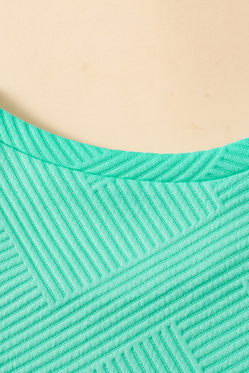Mintgrünes strukturiertes t-shirt-kleid mit langen ärmeln