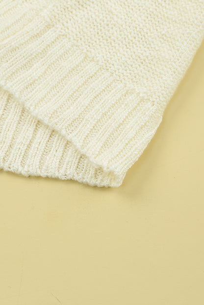 Beigefarbener pullover mit gestreiften schultern und chevronmuster