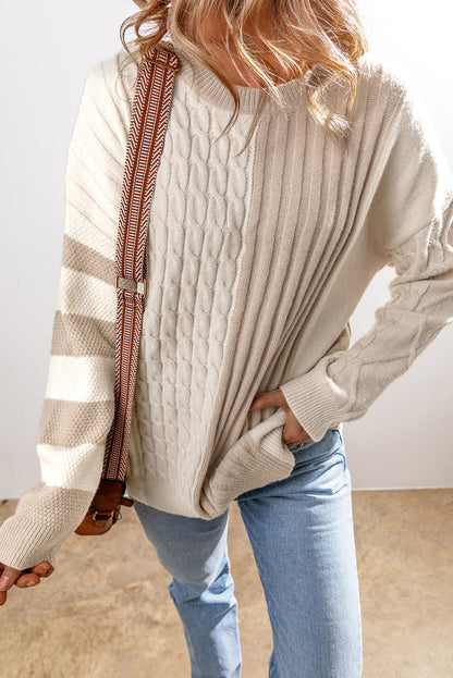 Khakifarbener strickpullover mit rundhalsausschnitt und schulterträger