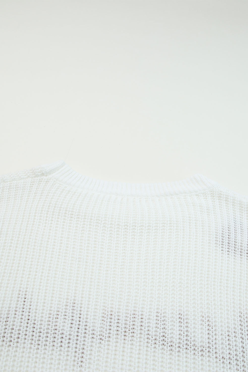 Weißer kürbis-garnstich-rippenstrickpullover