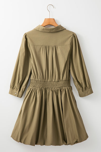 Grünes minikleid mit v-ausschnitt und gesmokter taille mit guacamole