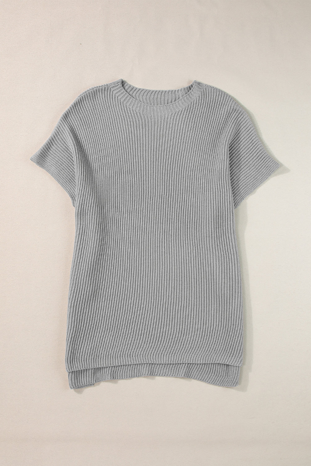 Grauer pullover mit kurzen ärmeln und seitenschlitz in übergröße