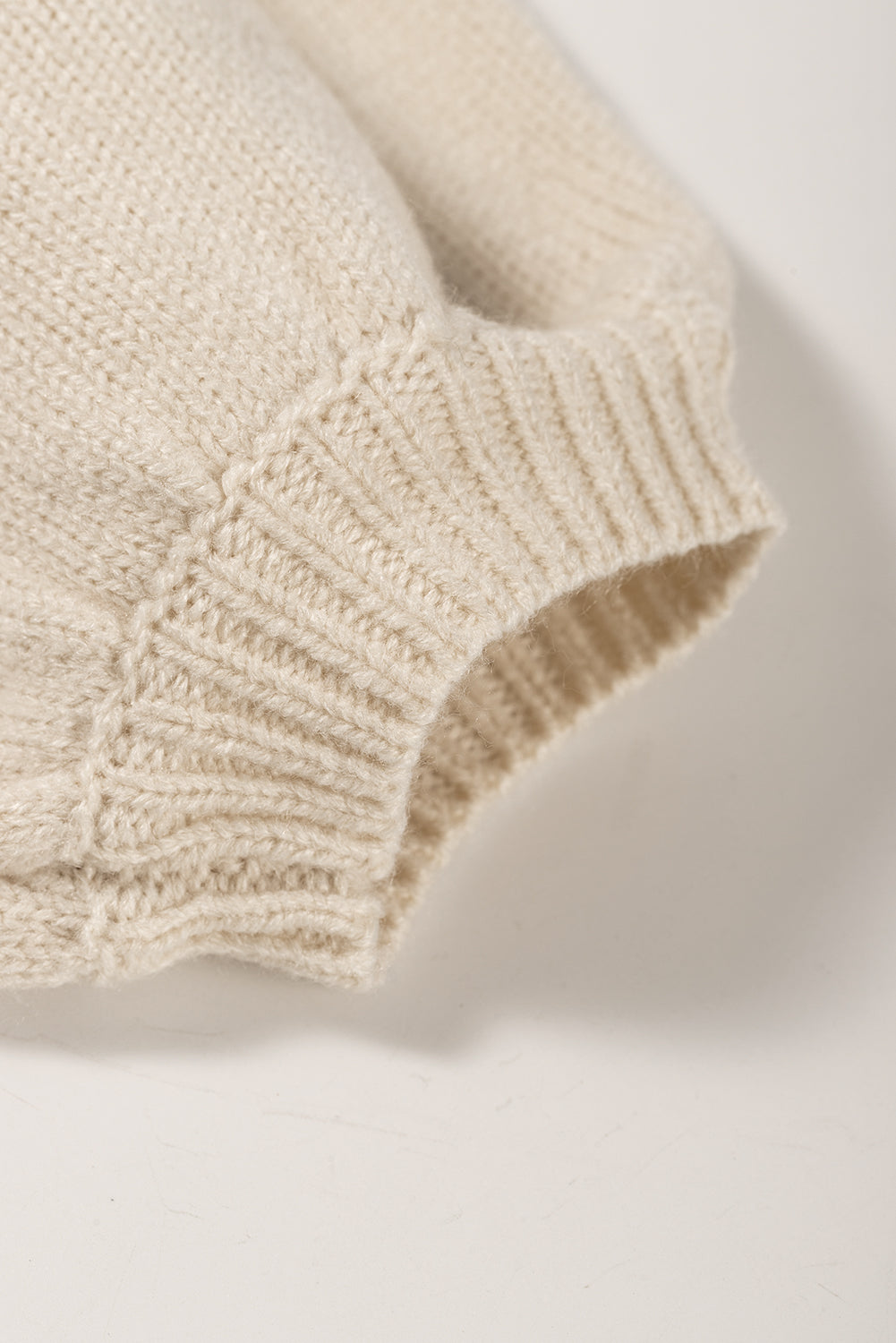 Schwarzer neutraler colorblock pullover zum binden