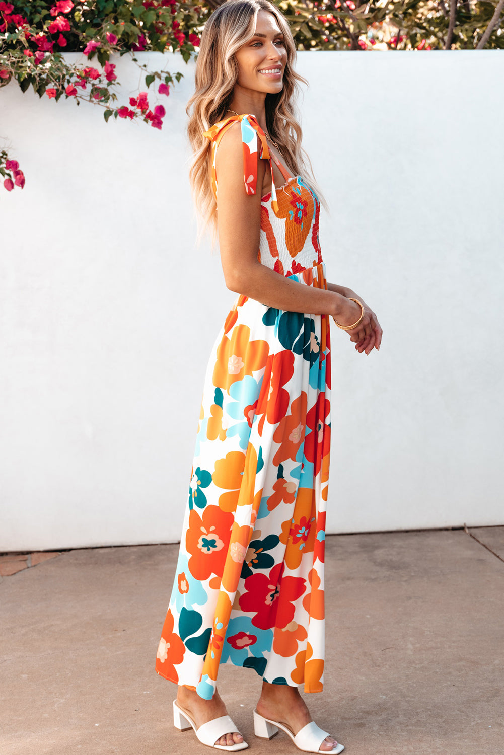 Orangefarbenes maxikleid mit selbstgebundenen trägern und gesmokter oberweite