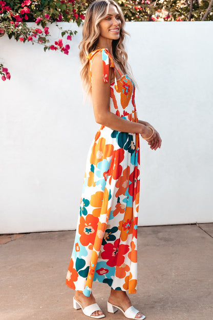 Orangefarbenes maxikleid mit selbstgebundenen trägern und gesmokter oberweite