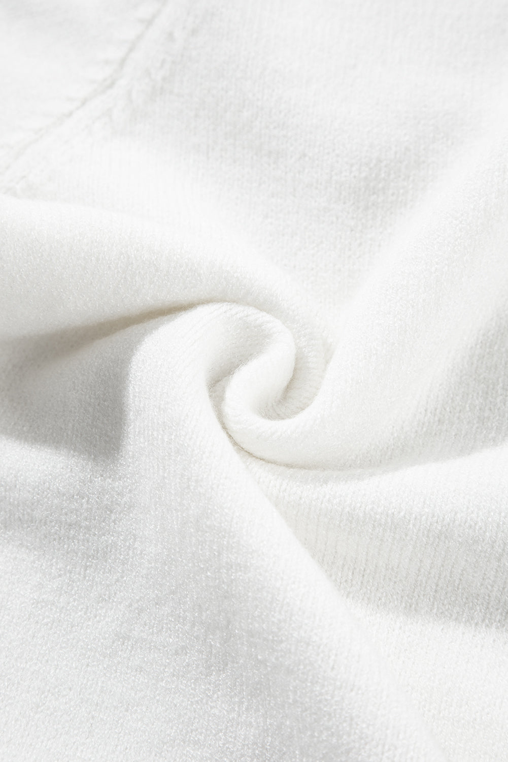 Weißer kurzarm-pullover mit niedlichen blumenapplikationen