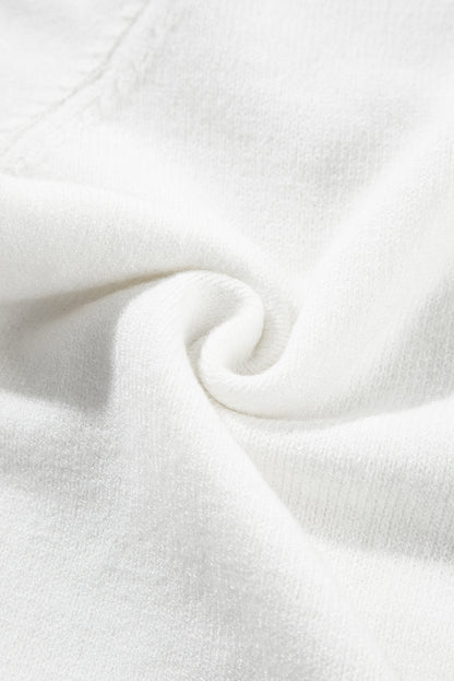 Weißer kurzarm-pullover mit niedlichen blumenapplikationen