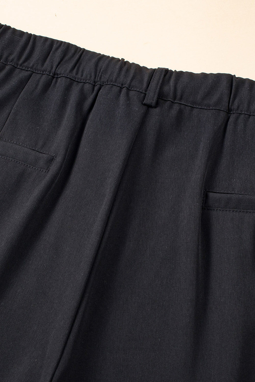 Schwarze plissierte elegante hose mit weitem bein