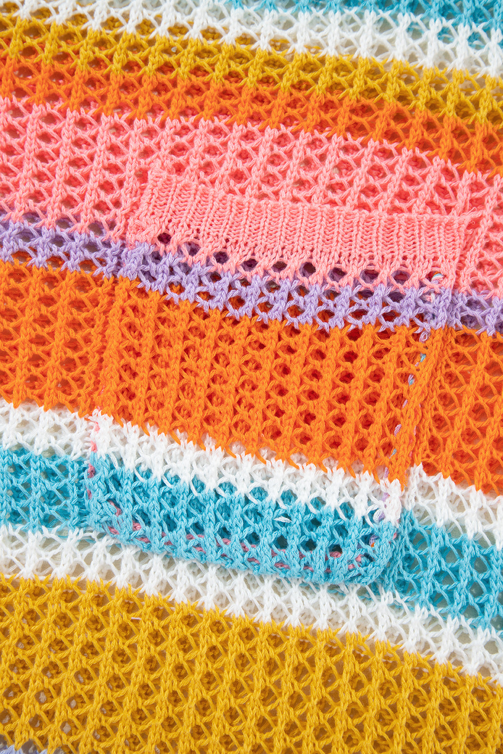 Rosa gestreifter colorblock pullover mit 3/4-ärmeln aus gehäkeltem material
