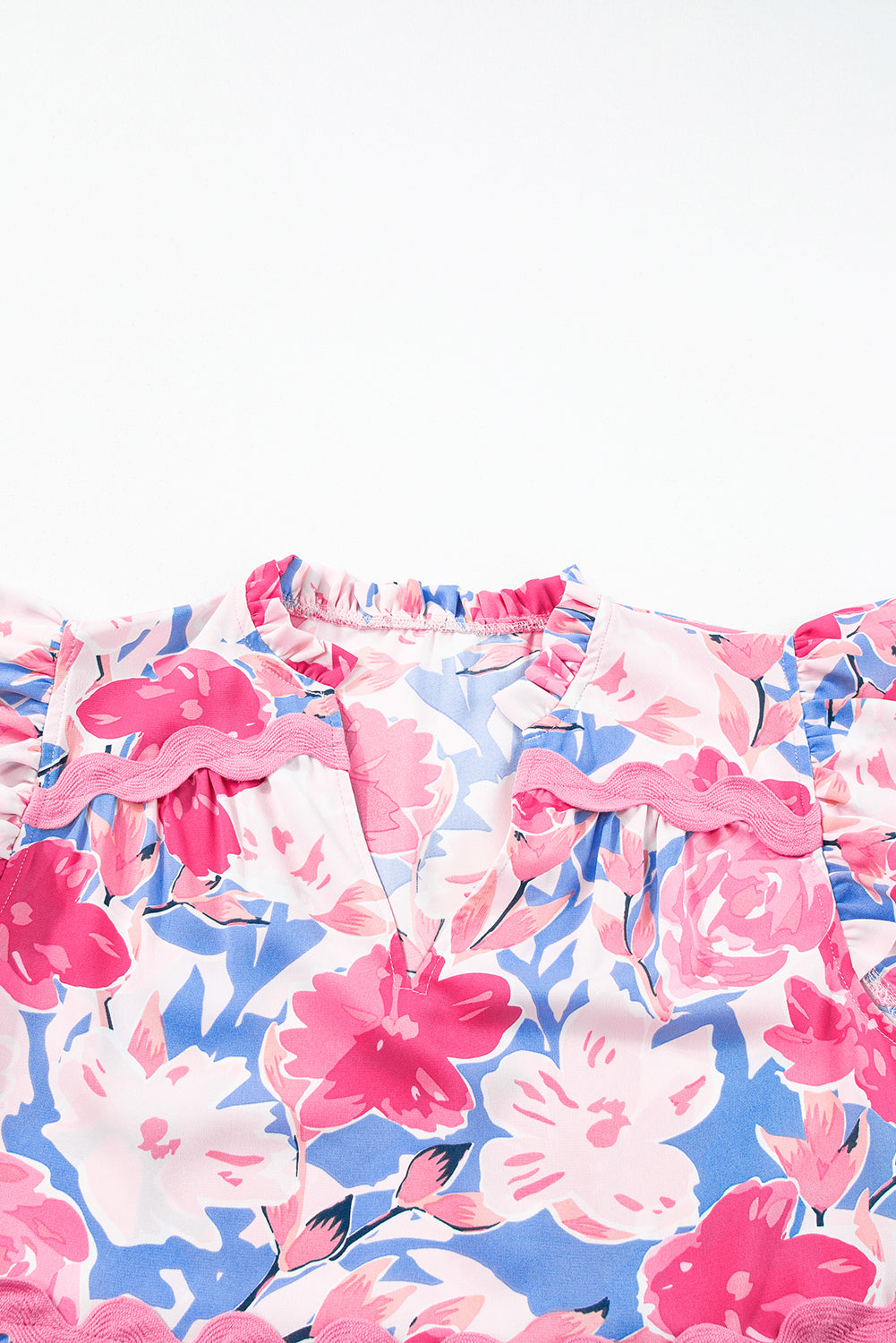 Rosa floral bedrucktes v gekerbtes ric rac kleid mit flatterärmeln