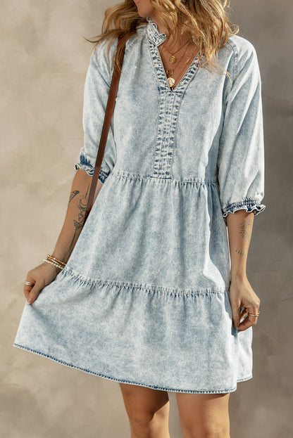 Dunkelblaues acid wash retro denim kleid mit halben ärmeln