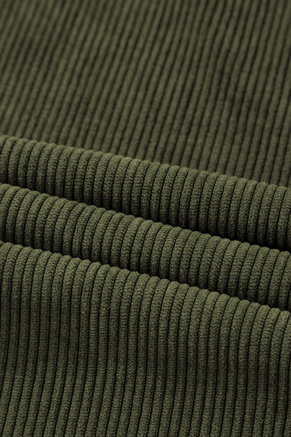 Grüne cordhose mit hoher taille und quadratischen taschen