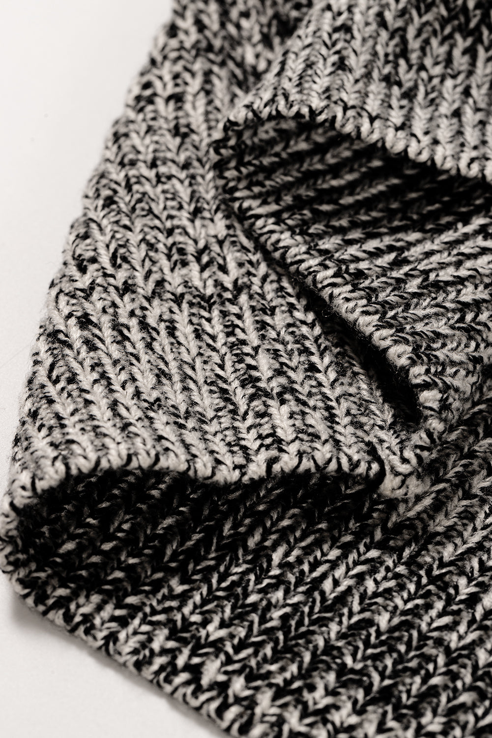Schwarzer neutraler colorblock pullover zum binden