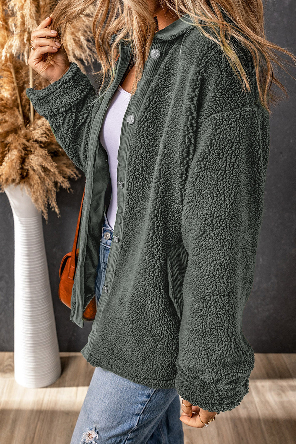 Graue sherpa jacke mit cordbesatz und ellbogenaufnäher