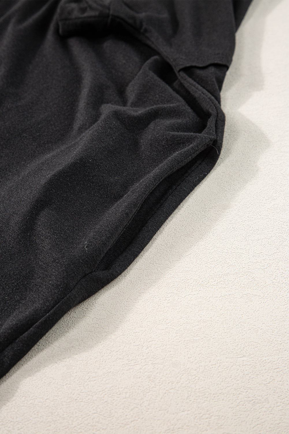 Schwarzer v-ausschnitt mit versteckten taschenschlitzen maxi-t-shirt-kleid