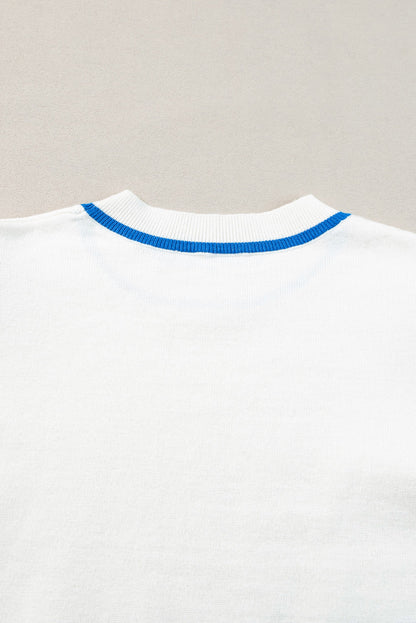 Weißer gehäkelter gestreifter strickpullover mit blasenärmeln