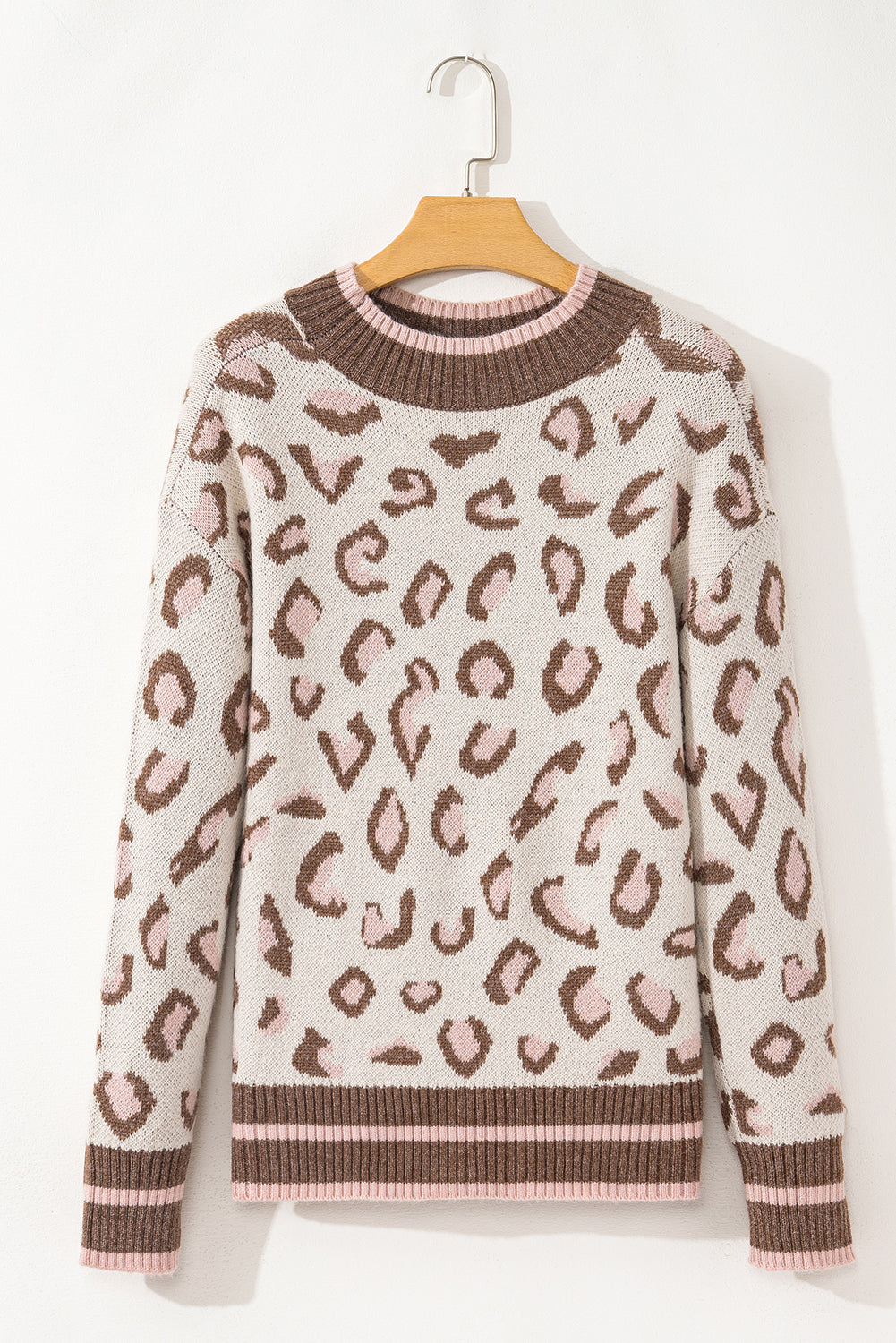 Brauner zweifarbiger pullover mit geripptem saum und leopardenmuster