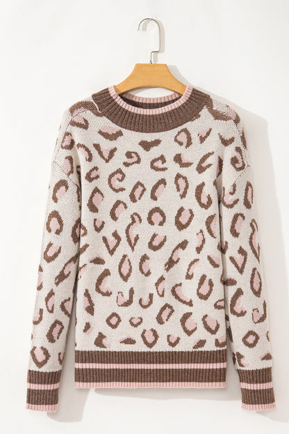 Brauner zweifarbiger pullover mit geripptem saum und leopardenmuster