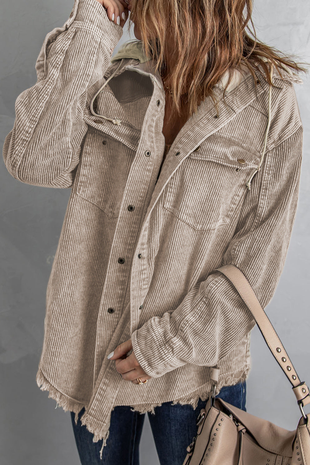 Khakifarbene patchwork-kapuzenjacke aus cord