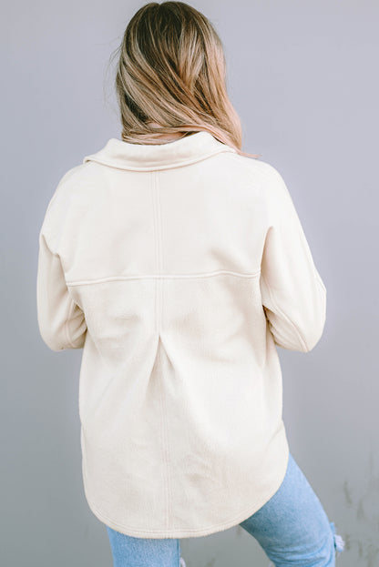 Beige knopfleiste mit nähten tasche rohsaum jacke