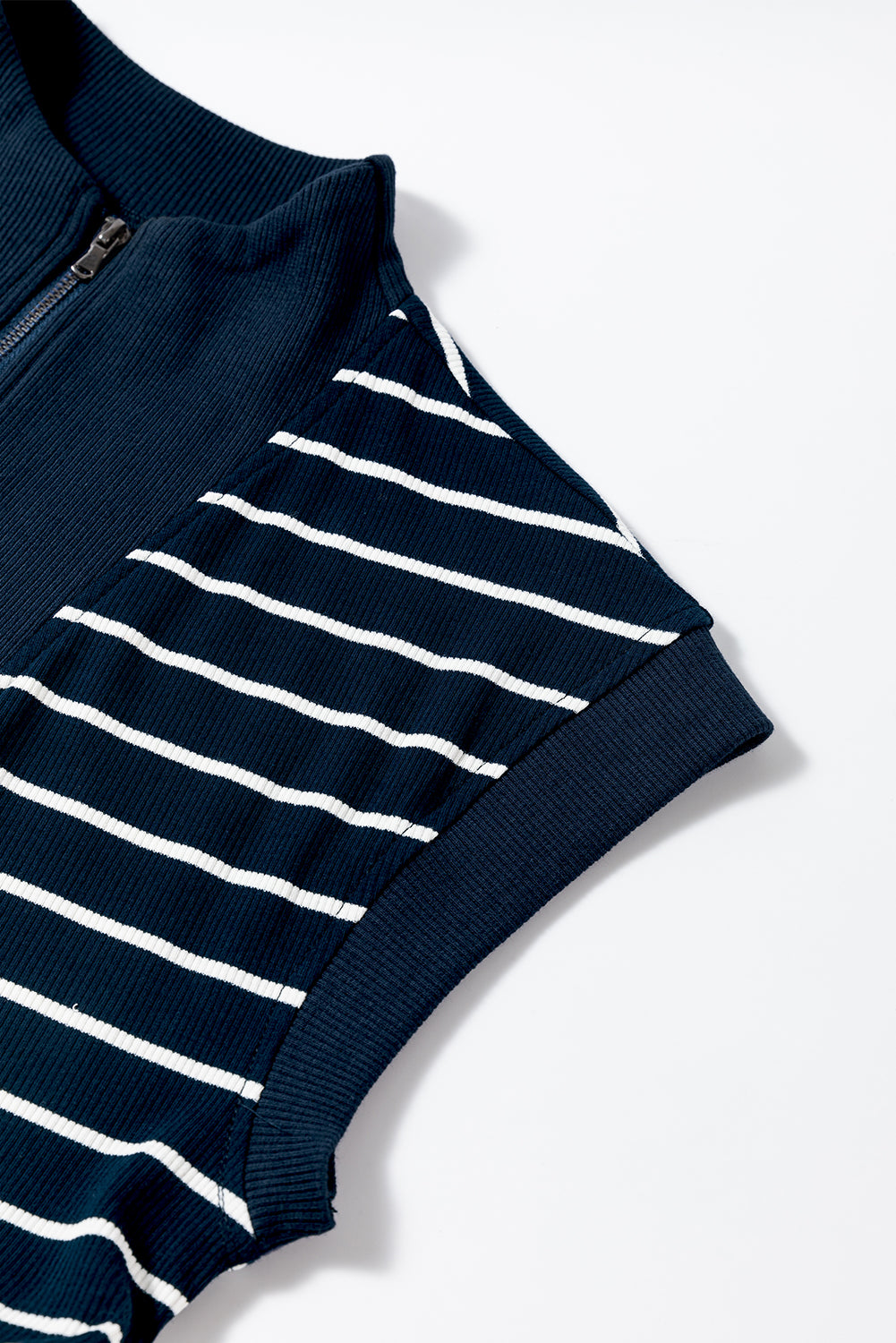 Marineblaues minikleid mit rollkragen und kapuzenärmeln