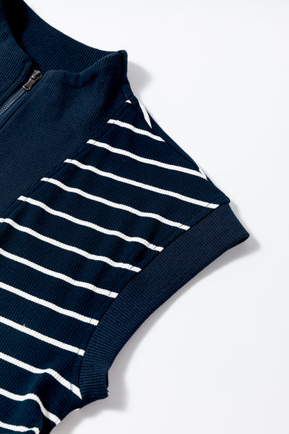 Marineblaues minikleid mit rollkragen und kapuzenärmeln
