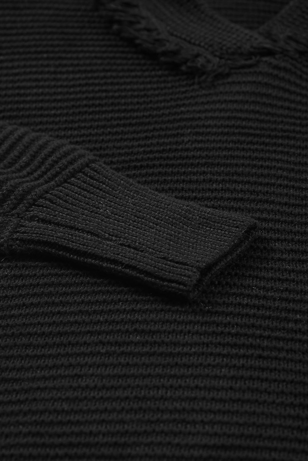 Schwarzer kapuzenpullover mit geripptem v-ausschnitt und überschnittenen schultern