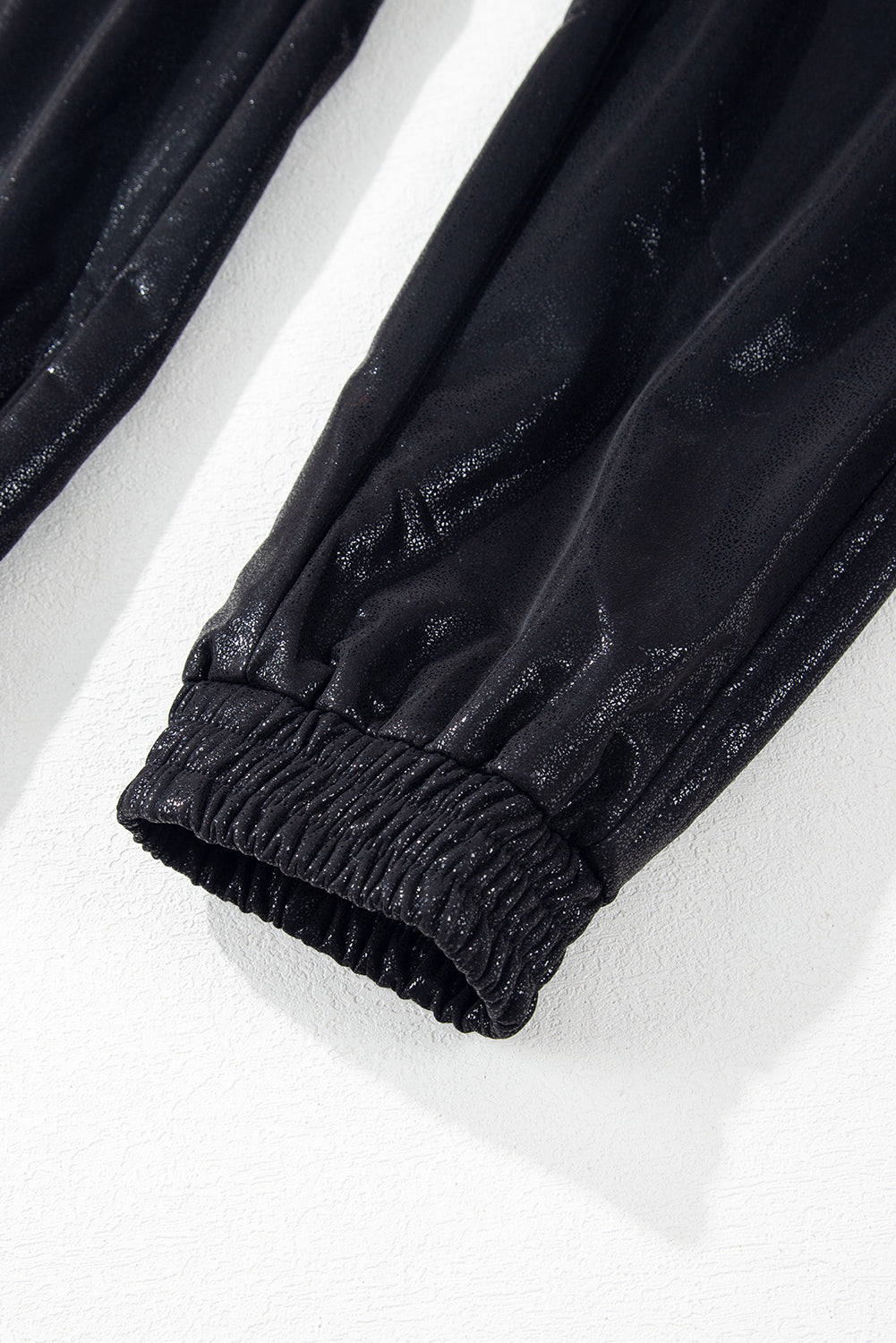 Schwarze kiesel-jogger mit elastischer taille