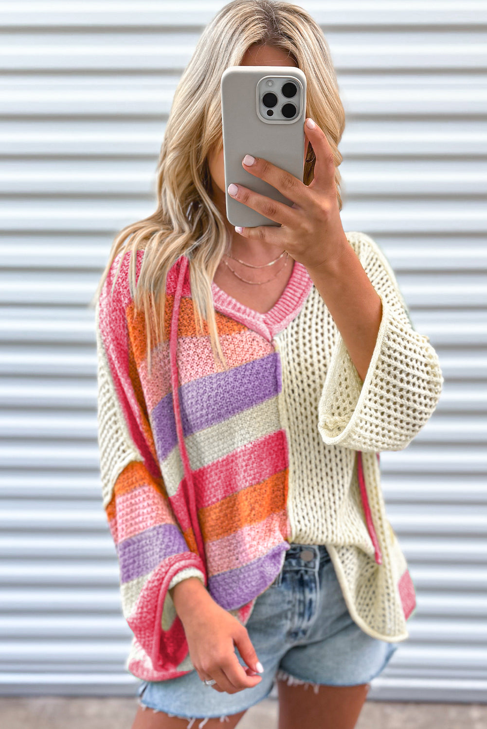 Rosa übergroßer colorblock-pullover mit v-ausschnitt und kapuze