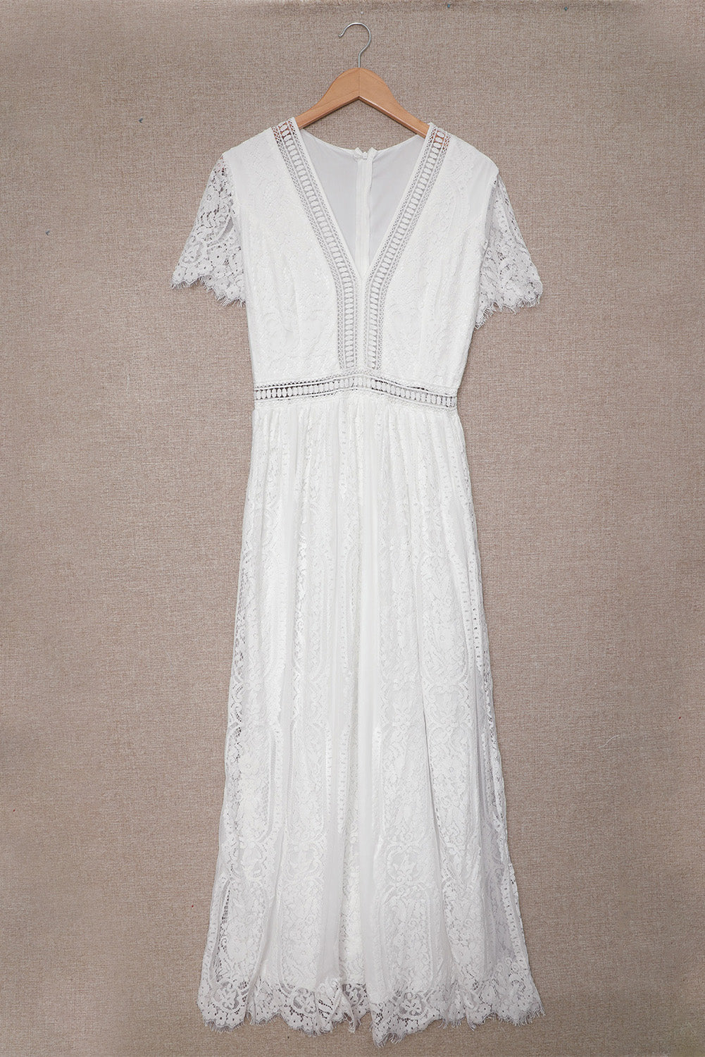 Weißes maxikleid mit v-ausschnitt und hoher taille aus spitze